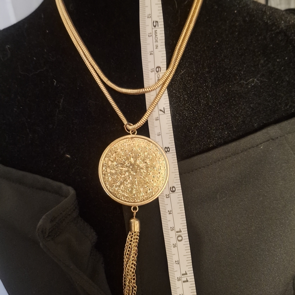 Elegant Gold Pendant Necklace
